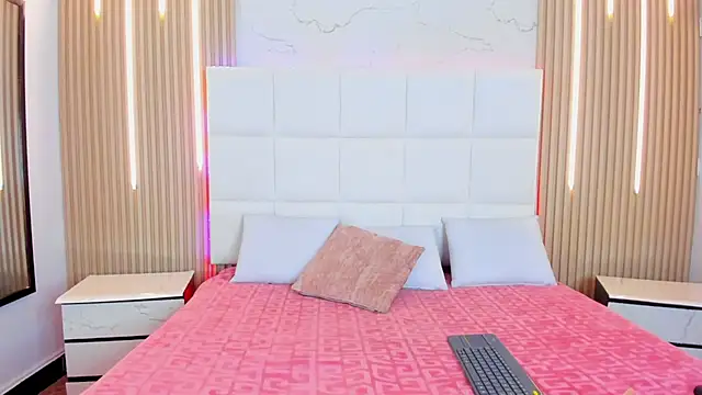 Snapshot of Iris_Thompson_ chatting on October 31, 2025, 4:53 am Iris Thompson online show from October 31, 2025, 4:53 am