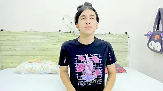 Snapshot of Evil_Queen13 chatting on January 5, 2026, 8:34 pm Evil Queen13 online show from January 5, 2026, 8:34 pm