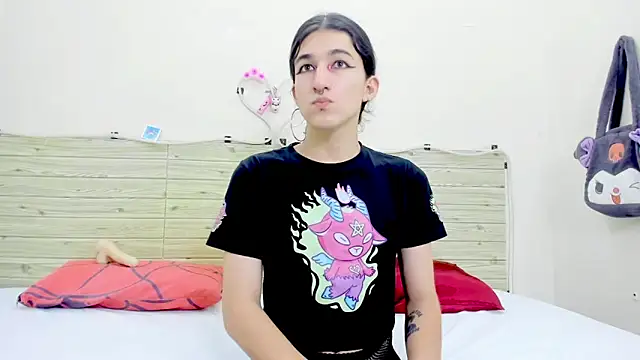 Snapshot of Evil_Queen13 chatting on December 19, 2025, 8:11 pm Evil Queen13 online show from December 19, 2025, 8:11 pm