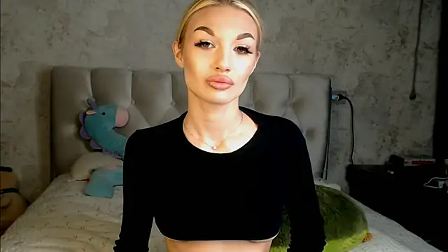 Ella Milla online show from March 26, 2026, 3:32 pm