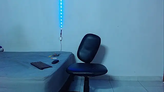 Snapshot of mikecoper_23 chatting on November 10, 2025, 2:00 pm mikecoper 23 online show from November 10, 2025, 2:00 pm