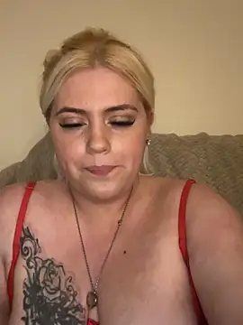 Snapshot of Blondiee3088 chatting on February 2, 2025, 3:32 am Blondiee3088 online show from February 2, 2025, 3:32 am