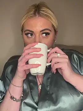 Snapshot of Blondiee3088 chatting on March 4, 2025, 5:03 pm Blondiee3088 online show from March 4, 2025, 5:03 pm