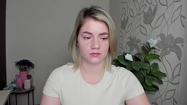 Snapshot of MariaSttone chatting on October 19, 2025, 12:19 pm MariaSttone online show from October 19, 2025, 12:19 pm