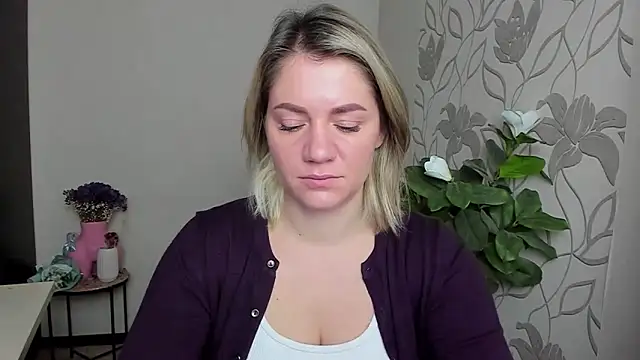 Snapshot of MariaSttone chatting on October 14, 2025, 10:49 am MariaSttone online show from October 14, 2025, 10:49 am