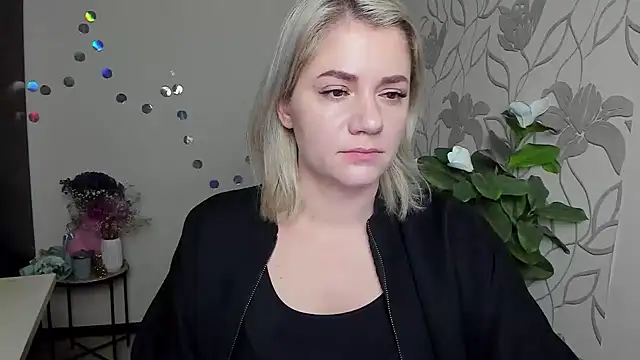 Snapshot of MariaSttone chatting on December 20, 2025, 11:51 pm MariaSttone online show from December 20, 2025, 11:51 pm