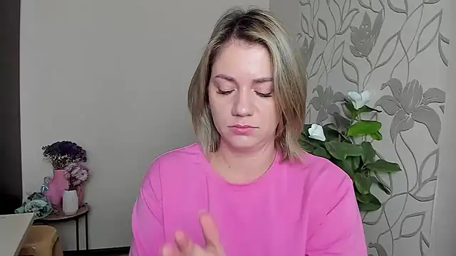 Snapshot of MariaSttone chatting on September 17, 2025, 6:59 am MariaSttone online show from September 17, 2025, 6:59 am