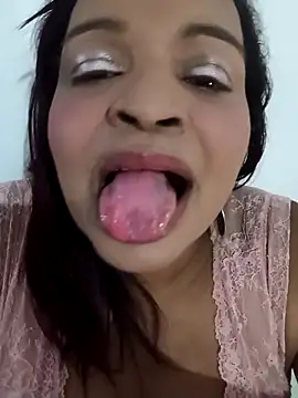 Snapshot of _violetta_- chatting on May 5, 2026, 2:03 am violetta - online show from May 5, 2026, 2:03 am