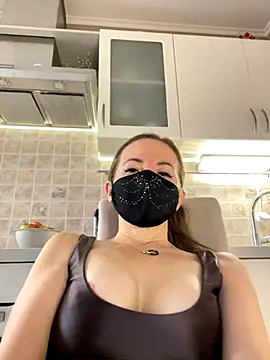 Snapshot of MilfeaN chatting on November 5, 2025, 8:17 am MilfeaN online show from November 5, 2025, 8:17 am