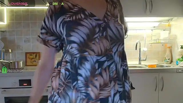 Snapshot of MilfeaN chatting on October 6, 2025, 6:25 am MilfeaN online show from October 6, 2025, 6:25 am