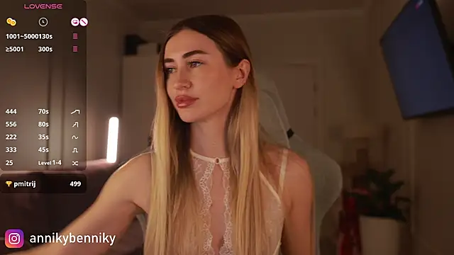 Coconutkittyy online show from December 14, 2024, 5:25 pm