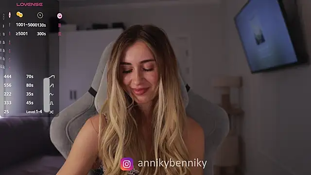 Coconutkittyy online show from February 18, 2025, 6:37 pm