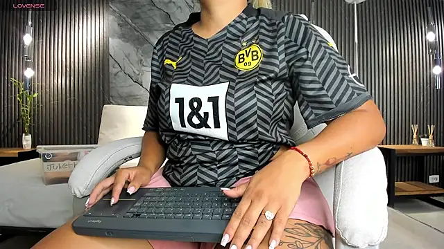 Snapshot of julietha_taylor chatting on November 8, 2025, 3:21 am julietha taylor online show from November 8, 2025, 3:21 am