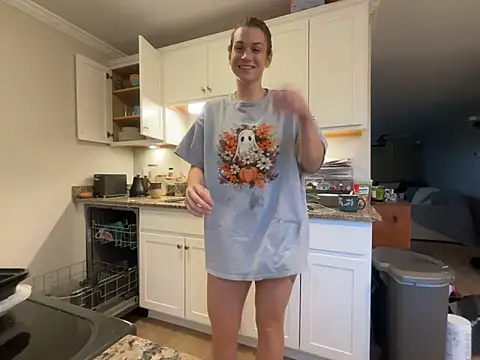 Snapshot of MissSwitch chatting on November 27, 2025, 1:33 pm MissSwitch online show from November 27, 2025, 1:33 pm