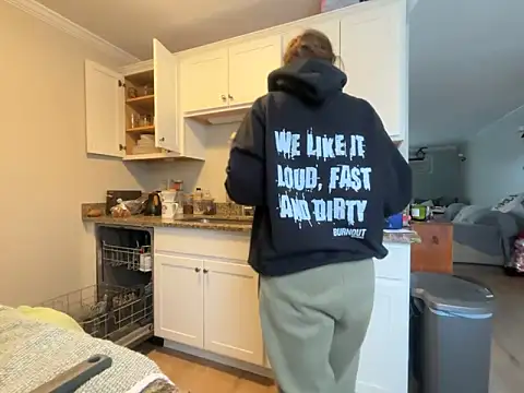 Snapshot of MissSwitch chatting on December 16, 2025, 1:37 pm MissSwitch online show from December 16, 2025, 1:37 pm