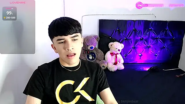 Snapshot of benji_hoter chatting on October 1, 2025, 10:35 pm benji hoter online show from October 1, 2025, 10:35 pm