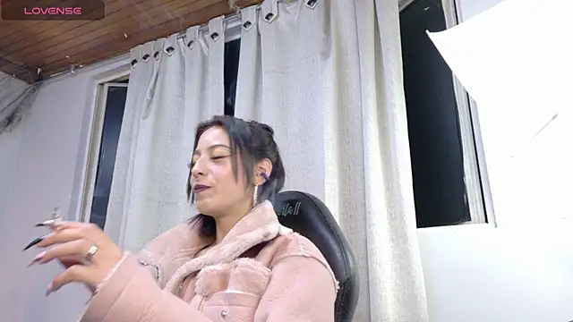 Snapshot of Scarllett_BDSM chatting on October 21, 2025, 6:13 am Scarllett BDSM online show from October 21, 2025, 6:13 am