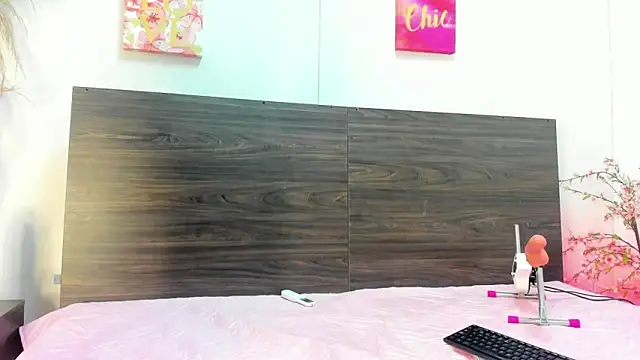 AnnieSofiia online show from November 7, 2025, 8:13 pm