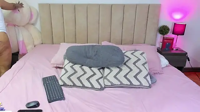 HannaRousse  online show from October 24, 2025, 8:08 pm