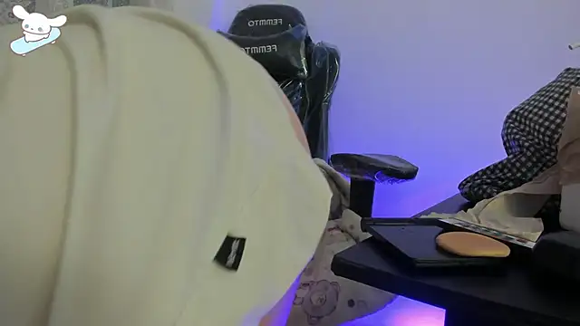 AlexaFoxy18 online show from October 16, 2025, 7:27 am