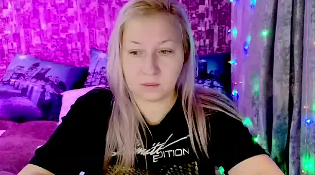 Snapshot of sarakatherin chatting on December 23, 2024, 3:29 am sarakatherin online show from December 23, 2024, 3:29 am