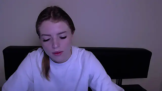 Snapshot of MissOliviaa_ chatting on March 5, 2025, 9:05 am MissOliviaa  online show from March 5, 2025, 9:05 am