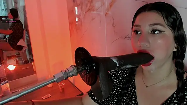 hade cute online show from November 12, 2025, 1:37 pm