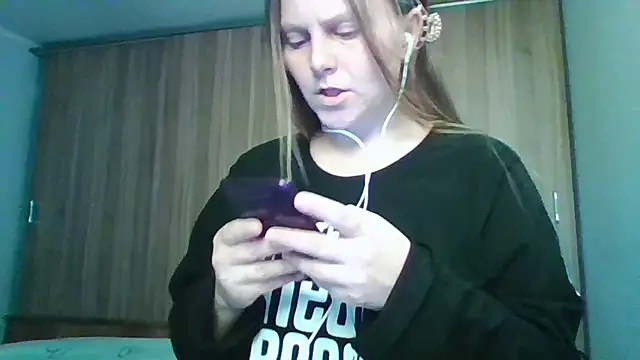 Snapshot of Evasapples chatting on April 1, 2026, 8:50 pm Evasapples online show from April 1, 2026, 8:50 pm