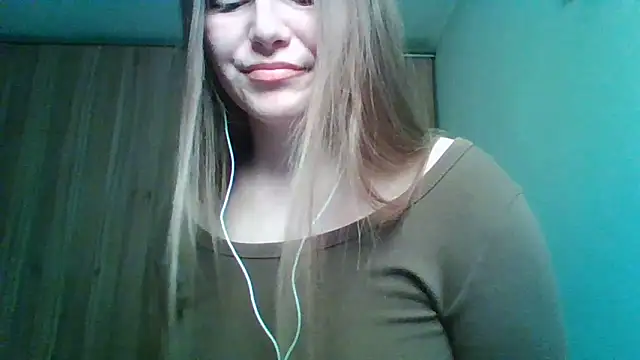 Snapshot of Evasapples chatting on May 20, 2026, 8:28 pm Evasapples online show from May 20, 2026, 8:28 pm