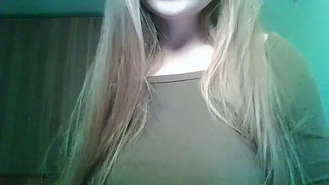 Snapshot of Evasapples chatting on March 4, 2026, 10:28 pm Evasapples online show from March 4, 2026, 10:28 pm