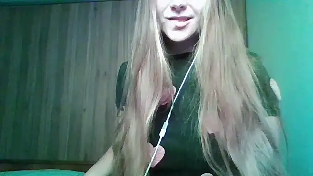 Snapshot of Evasapples chatting on November 22, 2025, 2:05 pm Evasapples online show from November 22, 2025, 2:05 pm