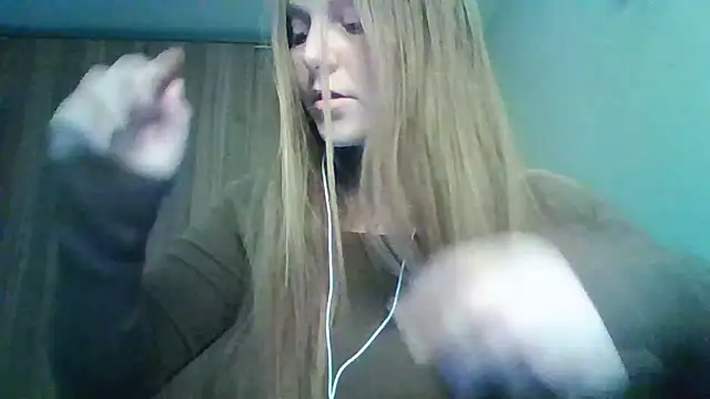 Snapshot of Evasapples chatting on April 13, 2026, 11:58 am Evasapples online show from April 13, 2026, 11:58 am