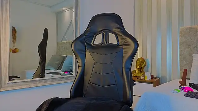 Tayra Pradit online show from March 8, 2026, 7:39 pm