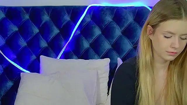 MilanaBalmain online show from November 23, 2025, 4:55 am