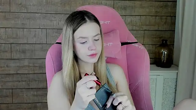 MilanaBalmain online show from November 16, 2025, 4:28 am