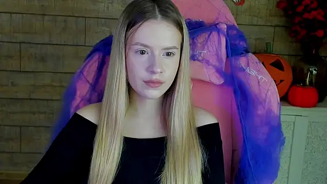 MilanaBalmain online show from November 3, 2025, 4:28 am