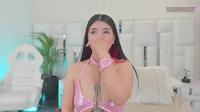 im nika  online show from September 13, 2025, 1:22 pm