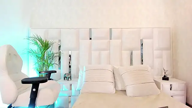 im nika  online show from September 14, 2025, 3:34 pm