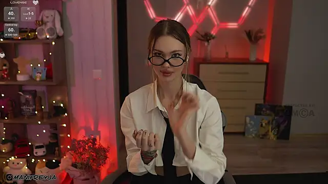 Snapshot of ManiFreyja chatting on November 1, 2025, 8:46 pm ManiFreyja online show from November 1, 2025, 8:46 pm