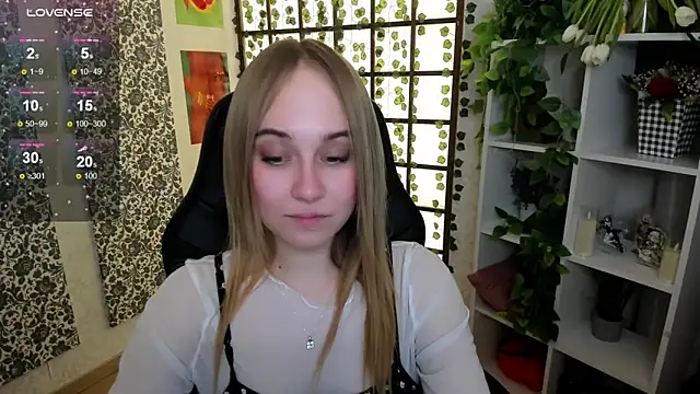 Snapshot of LianaBright chatting on March 10, 2025, 5:22 am LianaBright online show from March 10, 2025, 5:22 am