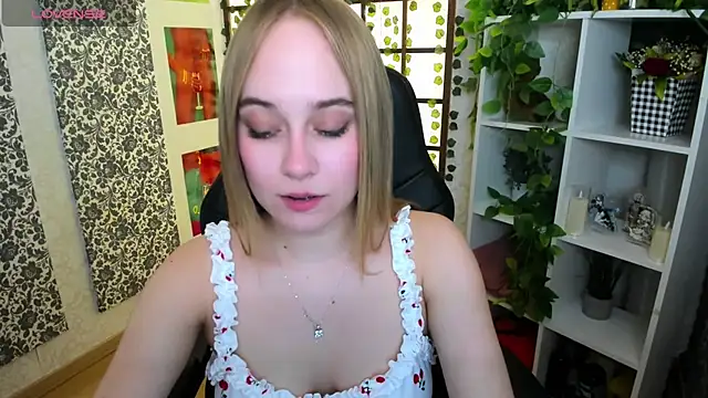 Snapshot of LianaBright chatting on March 11, 2025, 5:35 am LianaBright online show from March 11, 2025, 5:35 am