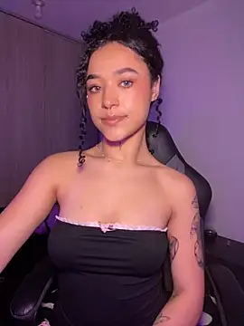 Crystal Dluna online show from November 3, 2025, 3:59 pm