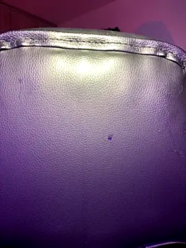 Crystal Dluna online show from October 29, 2025, 4:28 pm