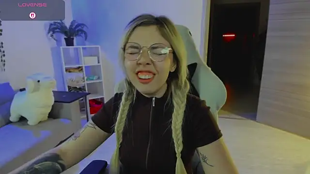 Snapshot of whoa-hoa-hoa-hoa-hoa chatting on December 17, 2025, 9:09 pm whoa-hoa-hoa-hoa-hoa online show from December 17, 2025, 9:09 pm