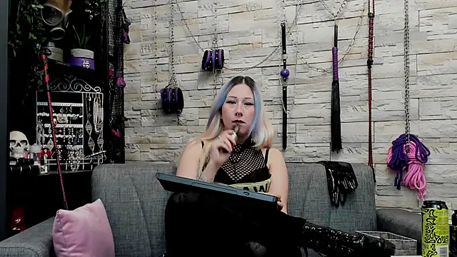 Snapshot of CruelMistress chatting on December 18, 2025, 12:05 am CruelMistress online show from December 18, 2025, 12:05 am