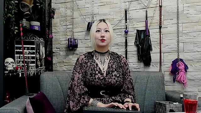 Snapshot of CruelMistress chatting on November 4, 2025, 9:51 pm CruelMistress online show from November 4, 2025, 9:51 pm