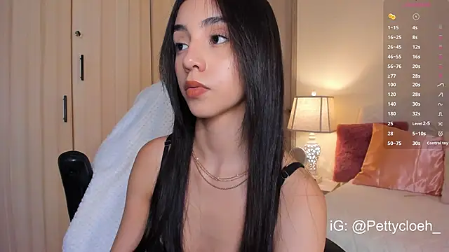 Snapshot of PettyCloeh chatting on September 18, 2025, 10:35 pm PettyCloeh online show from September 18, 2025, 10:35 pm