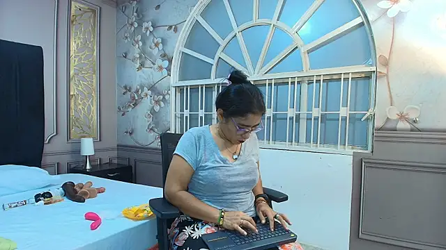 mature bigass   online show from January 15, 2026, 12:08 pm