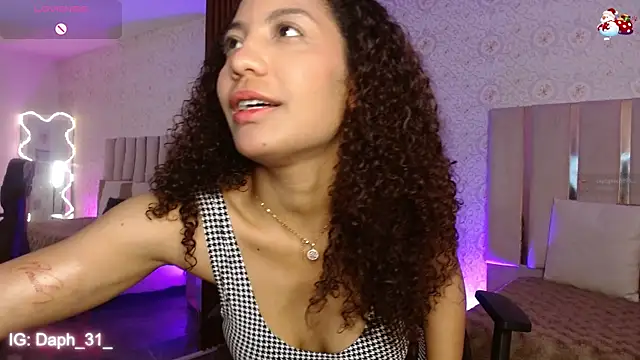 Daphnne tay online show from November 17, 2025, 3:43 am