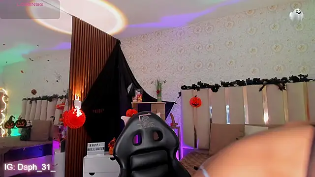 Daphnne tay online show from October 28, 2025, 3:29 am